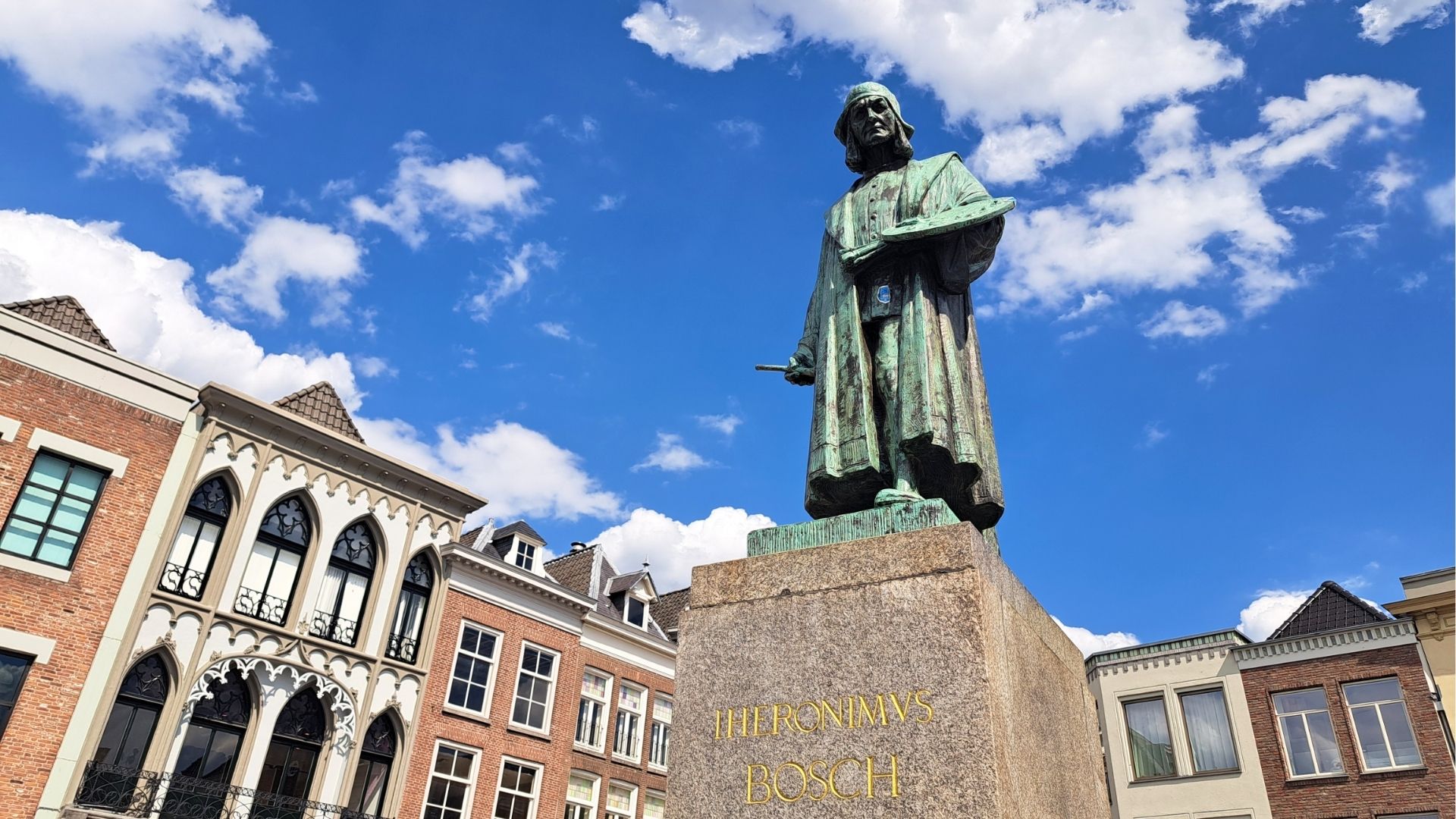 Standbeeld van Jeroen Bosch op de Markt in 's-Hertogenbosch